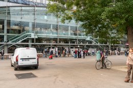 15th-arrondissement;-Arch-entrance;-Bicycle;-Capital-city;-Contemporary-architecture;-Cyclist;-Escalators;-Forecourt;-France;-Glass-façade;-Jean-Marie-Duthilleul;-Kaleidos;-Kaleidos-images;-La-parole-à-limage;-Montparnasse;-Montparnasse-station;-Paris;-Pedestrians;-Porte-Océane;-Rail-transport;-Railway-infrastructure;-Stories-Pictures;-Stroller;-Tarek-Charara;-Train-station;-Transport;-Travellers;-Urban-mobility;-Van;-Walking
